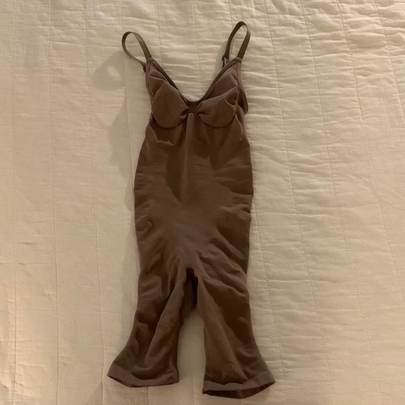 SKIMS Intimates & Sleepwear Skims Scuplting Body Suit With Open